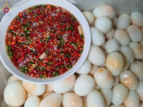 ภาพ No.197913:สาธุชนถวายภัตตาหารเป็นสังฆทาน แด่พระธรรมยาตรา ณ วัดโบสถ์(บน) ตำบลบางคูเวียง อำเภอบางกรวย จังหวัดนนทบุรี ในโครงการธรรมยาตรา กตัญญูบูชา มหาปูชนียาจารย์ พระมงคลเทพมุนี(สด จนฺทสโร) พระผู้ปราบมาร อนุสรณ์สถาน 7 แห่ง ปีที่ 13 วันที่ 19 มกราคม พ.ศ. 2568