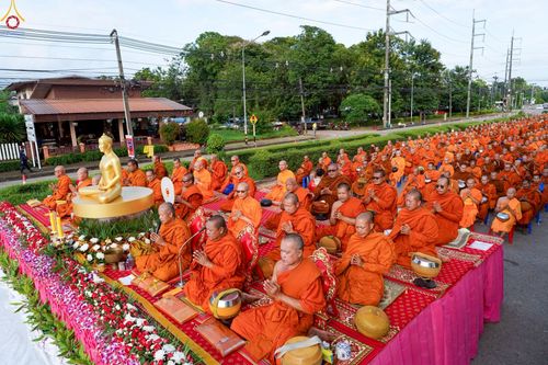 ภาพ No.229834:วันพฤหัสบดีที่ 26 มิถุนายน พ.ศ. 2568 พิธีตักบาตรพระ 1,165 รูป ฉลองก่อตั้งเมืองวานรนิวาส ครบรอบ 164 ปี ณ ถนนวานรนิวาส-อากาศอำนวย อ.วานรนิวาส จ.สกลนคร