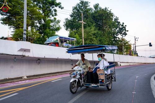 ภาพ No.101802:ตักบาตรพระ 10,000 รูป เติมบุญให้แผ่นดิน เนื่องในโอกาส 192 ปี จังหวัดกาญจนบุรี หนึ่งในโครงการตักบาตรพระ 2,000,000 รูป  77 จังหวัดทุกวัดทั่วไทย วันจันทร์ที่ 11 ธันวาคม พ.ศ. 2566 บริเวณถนนสองแคว (SKY WALK) เมืองกาญจนบุรี