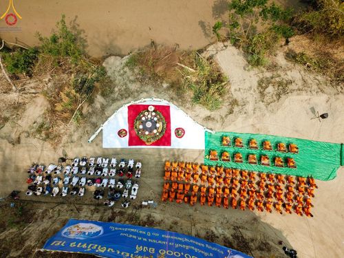 ภาพ No.139327:Photo Story  มหัศจรรย์วัดดงดินแดง Episode 7 พระภิกษุ-สามเณร ในโครงการบรรพชาอุปสมบทหมู่  กว่า 500 รูป ศีลจาริณีและสาธุชนกว่า 500 คน ร่วมพิธีบูชาข้าวพระ วัดดงดินแดง ต.ม่อนจอง อ.อมก๋อย จ.เชียงใหม่ วันอาทิตย์ที่ 7 เมษายน พ.ศ.2567