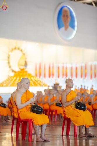 ภาพ No.150982:พิธีตักบาตร ในวันอาทิตย์ต้นเดือน วันที่ 1 กันยายน พ.ศ. 2567 ณ สภาธรรมกายสากล วัดพระธรรมกาย