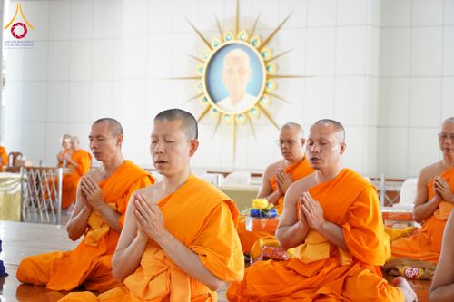 ภาพ No.198045:พิธีถวายภัตตาหารแด่พระภิกษุ สามเณร  บูชาธรรมคุณยายอาจารย์มหารัตนอุบาสิกาจันทร์ ขนนกยูง เนื่องในวาระวันคล้ายวันเกิดครบ 116 ปี วันอาทิตย์ที่ 19 มกราคม พ.ศ. 2568 ณ หอฉันคุณยายอาจารย์ฯ วัดพระธรรมกาย