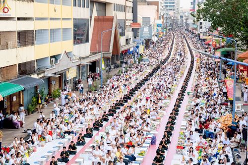 ภาพ No.236912:วันอาทิตย์ที่ 10 สิงหาคม พ.ศ. 2568 มหาสังฆทานครั้งยิ่งใหญ่ ตักบาตรพระ 10,000 รูป ถ.นิพัทธ์อุทิศ 3 ใจกลางนครหาดใหญ่ จ.สงขลา