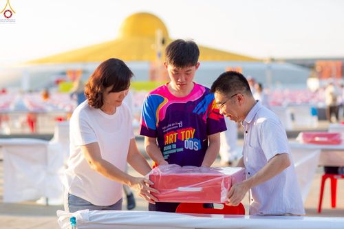 ภาพ No.225039:วันที่ 20 - 27 เมษายน พ.ศ. 2568 "ภาพแห่งความปลื้มที่ไม่มีวันจบ" คณะสงฆ์สามเณร เจ้าหน้าที่ และสาธุชน ร่วมแรงร่วมใจกันเตรียมงานและเก็บงาน เพื่อวันคุ้มครองโลก พิธีถวายมหาสังฆทานคณะสงฆ์ 40,000 กว่าวัดทั่วประเทศ