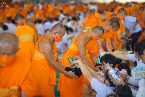 ภาพ No.123002:พิธีตักบาตร และพิธีบูชาข้าวพระ ในวันอาทิตย์ต้นเดือนที่ 4 กุมภาพันธ์ พ.ศ. 2567 ณ วัดพระธรรมกาย จ.ปทุมธานี