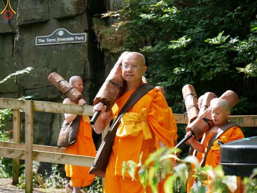 ภาพ No.148780:คณะสงฆ์และสามเณร วัดพระธรรมกายแมนเชสเตอร์  สหราชอาณาจักร จัดเดินธรรมยาตราที่ Peak District National Park , New Mills central , Upper Derwent Visitor Centre, Hope Valley วันอังคารที่ 6 สิงหาคม พ.ศ. 2567