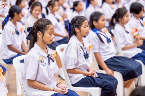 ภาพ No.245900:วันเสาร์ที่ 13 กันยายน พ.ศ. 2568 พิธีมอบผ้าไตรประธานกฐินสัมฤทธิ์เด็กดี V-Star ณ สภาธรรมกายสากล วัดพระธรรมกาย