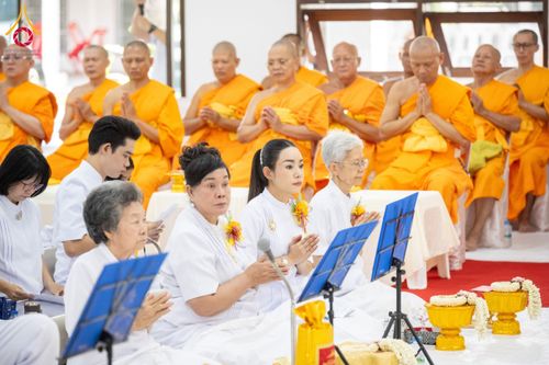 ภาพ No.160784:พิธีเจริญพระพุทธมนต์ และปิดแผ่นทองรูปเหมือน พระเดชพระคุณพระมงคลเทพมุนี (สด จนฺทสโร) พระผู้ปราบมาร จำนวน 3 องค์ วันเสาร์ที่ 5 ตุลาคม พ.ศ. 2567 ณ อาคารปลูกศรัทธา 2 (ชานชลาเดิม) วัดพระธรรมกาย อ.คลองหลวง จ.ปทุมธานี