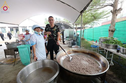 ภาพ No.128128:พิธีถวายภัตตาหารเป็นสังฆทาน แด่คณะพระธรรมยาตราฯ ในโครงการธรรมยาตราอัญเชิญพระบรมสารีริกธาตุ  ประดิษฐาน ณ มหารัตนเจดีย์สิริปทุมสวรรค์ อ.บางกล่ำ จ.สงขลา วันที่ 10 มีนาคม พ.ศ. 2567