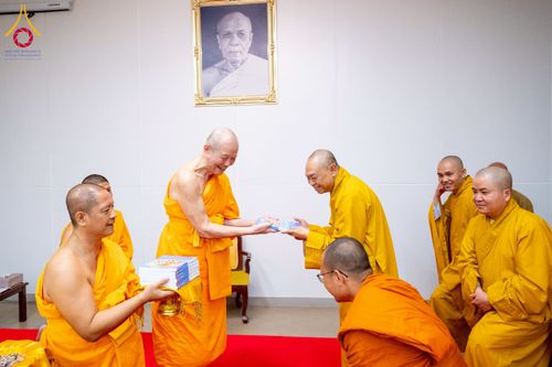 ภาพ No.222958:วันที่ 23 เมษายน พ.ศ. 2568 หลวงพ่อทัตตชีโวต้อนรับคณะสงฆ์ World Pec ณ อาคาร 100 ปี คุณยายมหารัตนอุบาสิกาจันทร์ ขนนกยูง วัดพระธรรมกาย