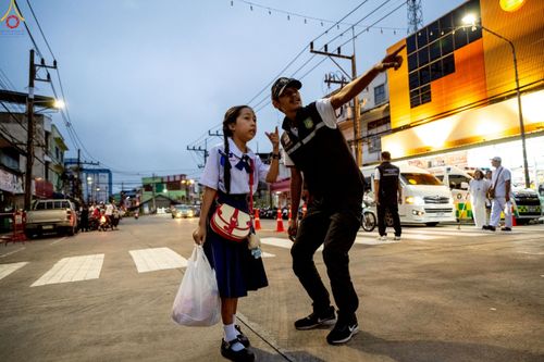 ภาพ No.245807:วันที่ 13-14 กันยายน พ.ศ. 2568 เจ้าหน้าที่ทุกสถานะ ทุกส่วนงาน ร่วมแรงร่วมใจ ปฏิบัติหน้าที่ เตรียมงาน เก็บงาน ตักบาตรพระ 555 รูป อ.เบตง จยะลา