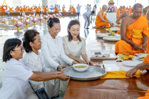 ภาพ No.168666:พิธีถวายภัตตาหารเมนูสวรรค์ ณ หอฉันคุณยายอาจารย์ วัดพระธรรมกาย ในวันเสาร์ที่ 9 พฤศจิกายน พ.ศ. 2567