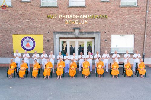 ภาพ No.83339:พิธีตัดปอยผมธรรมทายาทและฝากตัวเป็นศิษย์ ในโครงการอบรมพระธรรมทายาททวีปยุโรป รุ่นที่ 9 วันพุธที่ 12 มิถุนายน พ.ศ. 2566 ณ วัดพระธรรมกายเบเนลักซ์ ประเทศเบลเยี่ยม