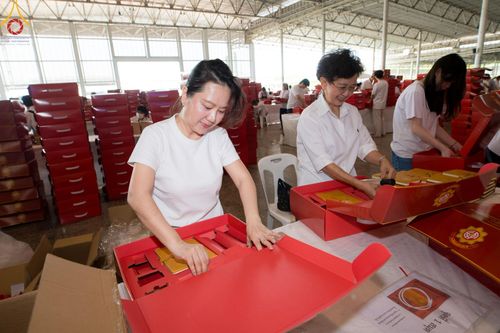 ภาพ No.212240:วันพุธที่ 19 มีนาคม พ.ศ. 2568 การบรรจุไทยธรรมลงกล่องสำเร็จ 43,500 กล่อง เพื่อถวายแด่พระสังฆาธิการ 40,000 กว่าวัดทั่วไทย ในวันคุ้มครองโลก 22 เมษายน พ.ศ. 2568 ณ บ้านแก้วเรือนทองคุณยายฯ วัดพระธรรมกาย