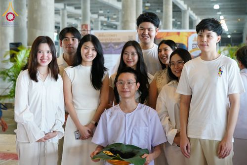 ภาพ No.143927:พิธีตัดปอยผมและปลงผมธรรมทายาท รุ่นเข้าพรรษา ณ มหาวิหารคด คอร์ 16 วัดพระธรรมกาย วันอาทิตย์ที่ 7 กรกฎาคม พ.ศ. 2567