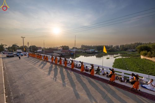 ภาพ No.110375:พิธีต้อนรับพระธรรมยาตรา ในโครงการธรรมยาตรากตัญญูบูชา มหาปูชนียาจารย์ พระมงคลเทพมุนี(สด จนฺทสโร) พระผู้ปราบมาร อนุสรณ์สถาน 7 แห่ง ปีที่ 12 วันที่ 11 มกราคม พ.ศ. 2567 ณ อนุสรณ์สถานลำดับที่ 3 สถานที่เกิดใหม่ในเพศสมณะ วัดสองพี่น้อง จ.สุพรรณบุรี