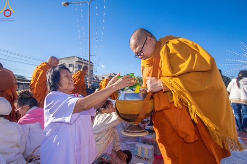 ภาพ No.187132:พิธีตักบาตรพระ ๕๐๐ รูป "สร้างบุญใหญ่ ส่งท้ายปีเก่า ต้อนรับปีใหม่ ๒๕๖๘" วันเสาร์ที่ ๒๘ ธันวาคม พ.ศ. ๒๕๖๗ ณ ถนนหน้าที่ว่าการอำเภอภูเรือ จังหวัดเลย