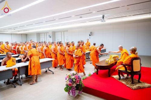 ภาพ No.222424:วันที่ 21 เมษายน พ.ศ. 2568 หลวงพ่อทัตตชีโวต้อนรับคณะสงฆ์ สปป.ลาว ณ อาคาร 100 ปี คุณยายมหารัตนอุบาสิกาจันทร์ ขนนกยูง วัดพระธรรมกาย