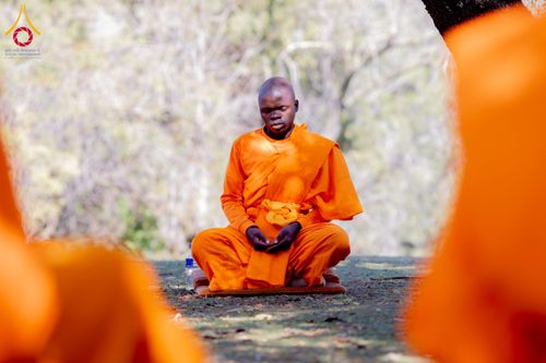 ภาพ No.232982:วันอาทิตย์ 29 มิถุนายน พ.ศ. 2568 กิจกรรมอบรมธรรมทายาทแอฟริกาใต้  ปฏิบัติธรรมสร้างสันติสุขภายใน แสงแห่งพุทธธรรมสู่แผ่นดินแอฟริกาใต้ ณ บริเวณหน้าวัดพระธรรมกายโจฮันเนสเบิร์ก