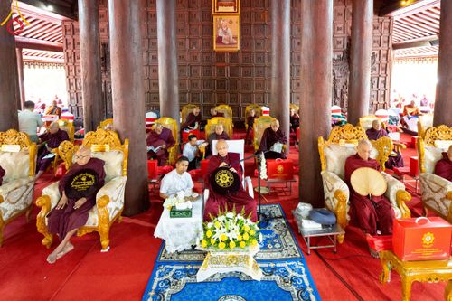 ภาพ No.220086:วันพุธที่ 16 เมษายน พ.ศ. 2568 วัดพระธรรมกายถวายมหาสังฆทาน มอบสิ่งของและทุนทรัพย์กว่า 4 ล้านบาท บรรเทาทุกข์ 181 วัดแผ่นดินไหวเมียนมา