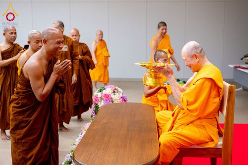 ภาพ No.222602:วันที่ 23 เมษายน พ.ศ. 2568 หลวงพ่อทัตตชีโวต้อนรับคณะสงฆ์บังกลาเทศ ณ อาคาร 100 ปี คุณยายมหารัตนอุบาสิกาจันทร์ ขนนกยูง วัดพระธรรมกาย