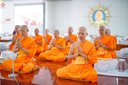 ภาพ No.230404:วันที่ 28 มิถุนายน พ.ศ. 2568 พิธีถวายภัตตาหารเมนูสวรรค์ เพื่อการบรรลุธรรม ณ หอฉันคุณยายอาจารย์ฯ วัดพระธรรมกาย