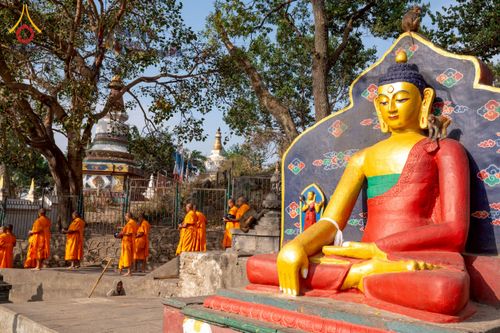 ภาพ No.213093:วันที่ 17 - 18 มีนาคม พ.ศ. 2568 คณะสงฆ์และสามเณรเดินบิณฑบาต รอบเมืองในพื้นที่ วัดสยมภูวนาถและราชวังปาตัน ณ เมืองกาฐมาณฑุ ประเทศเนปาล