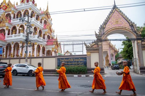 ภาพ No.62032:สามเณรจากศูนย์อบรมเยาวชนสุรินทร์ ออกบิณฑบาต รอบอำเภอเมือง จ.สุรินทร์ ในโครงการบรรพชาสามเณร ฟื้นฟูพระพุทธศาสนาทั่วไทย วันที่ 9 เมษายน พ.ศ. 2567