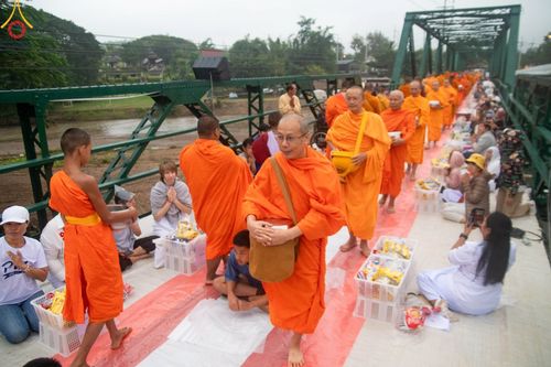 ภาพ No.102001:พิธีตักบาตรพระ 111 รูป ณ สะพานประวัติศาสตร์  อ.ปาย จ.แม่ฮ่องสอน วันอาทิตย์ที่ 10 ธันวาคม พ.ศ. 2566