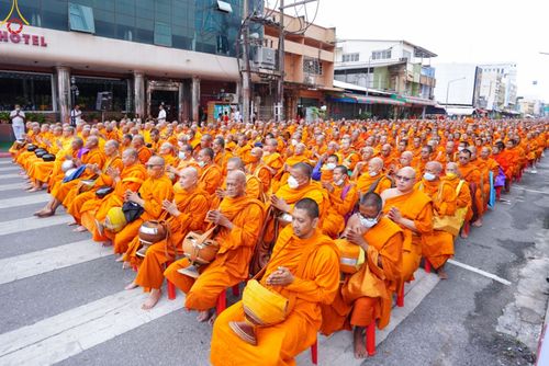 ภาพ No.85881:ตักบาตรพระนานาชาติ 10,000 รูป ใจกลางนครหาดใหญ่ จ.สงขลา วันอาทิตย์ที่ 20 สิงหาคม พ.ศ. 2566