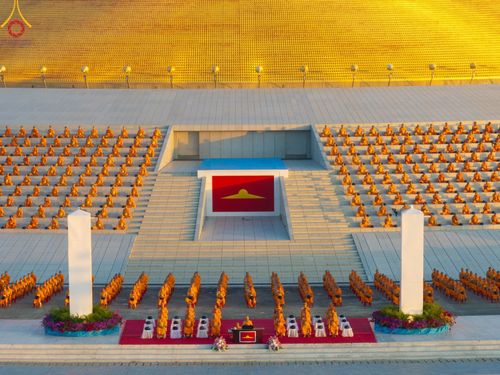 ภาพ No.105228:พิธีตักบาตรฉลองพระบวชใหม่ รุ่นบูชาธรรมมหาปูชนียาจารย์ และต้อนรับศักราชใหม่ วันจันทร์ที่ 1 มกราคม พ.ศ. 2567 ณ ลานธรรมพระมหาธรรมกายเจดีย์ วัดพระธรรมกาย