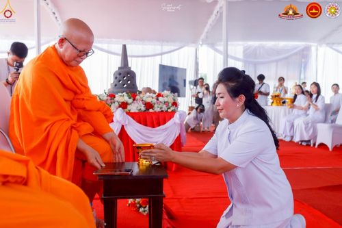 ภาพ No.224461:วันจันทร์ที่ 12 พฤษภาคม พ.ศ. 2568  ชาวพุทธในอินโดนีเซีย ร่วมฉลองวิสาขบูชาจุดประทีปกว่า 200,000 ดวง ณ พระมหาเจดีย์บรมพุทโธ  เจริญพุทธมนต์ถวาย “พระวชิรเกล้าเจ้าอยู่หัว”