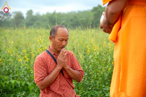 ภาพ No.217920:วันศุกร์ที่ 11 เมษายน พ.ศ. 2568 พระและสามเณร 99 รูป จากศูนย์ปฏิบัติธรรมระยอง(บ้านช่องลม) บิณฑบาต ณ ทุ่งปอเทือง ต.บางบุตร อ.บ้านค่าย จ.ระยอง เพื่อเป็นการฝึกสามเณรภาคฤดูร้อน ผ่านกิจวัตรบิณฑบาตในพื้นที่ชุมชน