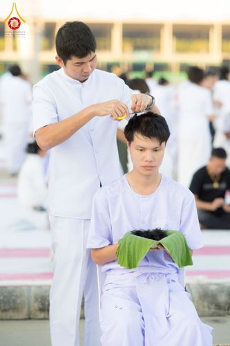 ภาพ No.274733:วันอาทิตย์ที่ 30 พฤศจิกายน พ.ศ. 2568 พิธีปลงผม โครงการอุปสมบทบูชาธรรมมหาปูชนียาจารย์ ปี 2568 ณ ลานธรรมพระมหาธรรมกายเจดีย์ ฝั่งทิศตะวันตก ระหว่างวิหารคดหมายเลข 8 และ 9 วัดพระธรรมกาย