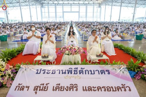ภาพ No.158913:พิธีตักบาตร ในวันอาทิตย์ต้นเดือน วันที่ 6 ตุลาคม พ.ศ. 2567 ณ สภาธรรมกายสากล วัดพระธรรมกาย