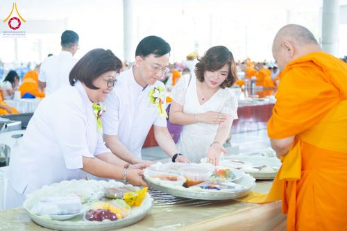 ภาพ No.268289:วันที่ 8 พฤศจิกายน พ.ศ. 2568 พิธีถวายภัตตาหารเมนูสวรรค์ เพื่อการบรรลุธรรม ณ หอฉันคุณยายอาจารย์ฯ วัดพระธรรมกาย