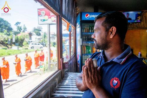 ภาพ No.225636:วันที่ 5 พฤษภาคม พ.ศ. 2568 พิธีบิณฑบาตรอบเมืองนูวราอิลิย่า ฉลองเทศกาลวิสาขบูชา แห่งชาติประเทศศรีลังกา