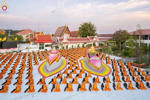 ภาพ No.194162:พระธรรมยาตราปฏิบัติธรรม และถ่ายภาพหมู่ประวัติศาสตร์ ณ วัดสองพี่น้อง ต.ต้นตาล อ.สองพี่น้อง จ.สุพรรณบุรี ในโครงการธรรมยาตรา กตัญญูบูชา มหาปูชนียาจารย์ พระมงคลเทพมุนี(สด จนฺทสโร) พระผู้ปราบมาร อนุสรณ์สถาน 7 แห่ง ปีที่ 13 วันที่ 12 มกราคม พ.ศ. 2568