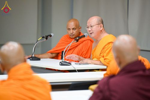 ภาพ No.223021:วันที่ 24 เมษายน พ.ศ. 2568 หลวงพ่อทัตตชีโวต้อนรับคณะสงฆ์ศรีลังกา ณ อาคาร 100 ปี คุณยายมหารัตนอุบาสิกาจันทร์ ขนนกยูง วัดพระธรรมกาย