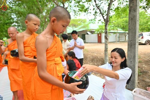 ภาพ No.62840:พิธีตักบาตรฉลองสามเณรใหม่ ในโครงการบรรพชาสามเณร ฟื้นฟูพระพุทธศาสนาทั่วไทย ณ ศูนย์ปฏิบัติธรรมพนมสารคาม(เพชรตะวัน) จ.ฉะเชิงเทรา วันที่ 12 เมษายน พ.ศ. 2567