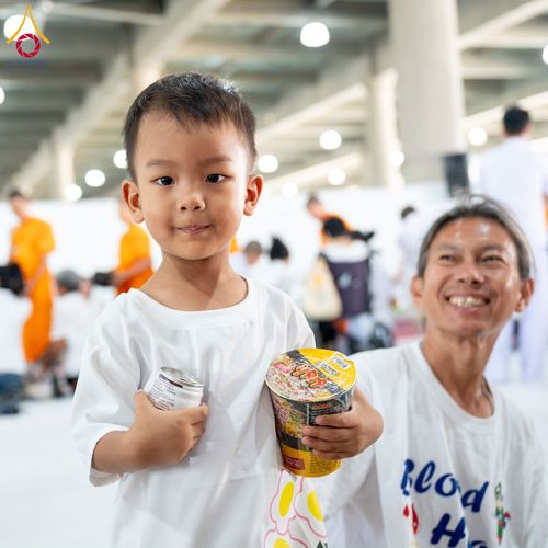 ภาพ No.61988:ตักบาตรฉลองสามเณรใหม่ มัชฌิมธรรมทายาท ณ วิหารคด คอร์ 9 วัดพระธรรมกาย วันที่ 15 เมษายน พ.ศ. 2567