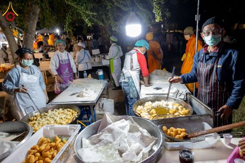 ภาพ No.195587:สาธุชนถวายภัตตาหารเป็นสังฆทาน แด่พระธรรมยาตรา ณ วัดสองพี่น้อง ต.ต้นตาล อ.สองพี่น้อง จ.สุพรรณบุรี ในโครงการธรรมยาตรา กตัญญูบูชา มหาปูชนียาจารย์ พระมงคลเทพมุนี(สด จนฺทสโร) พระผู้ปราบมาร อนุสรณ์สถาน 7 แห่ง ปีที่ 13 วันที่ 15 มกราคม พ.ศ. 2568