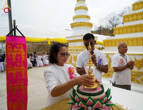 ภาพ No.131430:พิธีอัญเชิญพระบรมสารีริกธาตุ และองค์พระพุทธรัตนกายสิทธิ์ ติดตั้งองค์พระเจดีย์จตุรทิศ ถวายองค์พระเจดีย์ ลานธรรมและกำแพงแก้ว ถวายเป็นพุทธบูชา น้อมถวายบูชาธรรมหลวงพ่ออายุวัฒนมงคล ๘๐ พรรษา วันเสาร์ที่ ๑๖ มีนาคม พ.ศ. ๒๕๖๗ ณ วัดเขาพญาปราบ ต.ตะขบ อ.ปักธงชัย จ.น