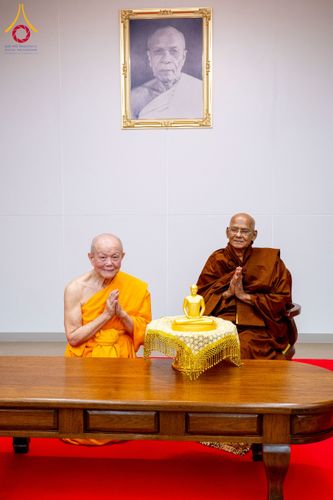 ภาพ No.222359:วันที่ 21 เมษายน พ.ศ. 2568 หลวงพ่อทัตตชีโวต้อนรับคณะสงฆ์ WAB ณ อาคาร 100 ปี คุณยายมหารัตนอุบาสิกาจันทร์ ขนนกยูง วัดพระธรรมกาย