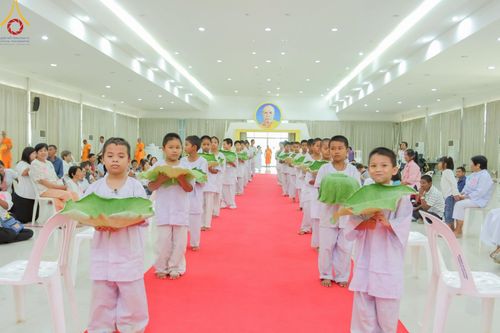 ภาพ No.216170:วันเสาร์ที่ 5 เมษายน พ.ศ. 2568 พิธีตัดปอยผม พิธีขอขมาผู้ปกครอง พิธีขอขมามอบผ้าไตร พิธีบรรพชา พิธีถวายบาตรสามเณร ณ ศูนย์ปฏิบัติธรรมและศูนย์อบรมเยาวชนเพชรบุรี ต.ท่าแลง อ.ท่ายาง จ.เพชรบุรี