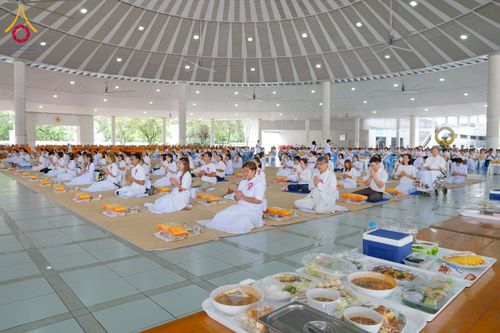 ภาพ No.243826:วันที่ 6 กันยายน พ.ศ. 2568 พิธีถวายภัตตาหารเมนูสวรรค์ เพื่อการบรรลุธรรม ณ หอฉันคุณยายอาจารย์ฯ วัดพระธรรมกาย