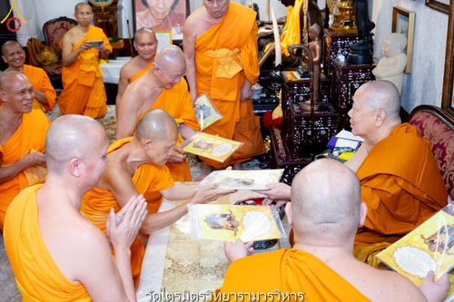 ภาพ No.145854:คณะสงฆ์วัดพระธรรมกาย ทำวัตรพระผู้ใหญ่ ในเทศกาลเข้าพรรษา วันจันทร์ที่ 22 กรกฎาคม พ.ศ. 2567