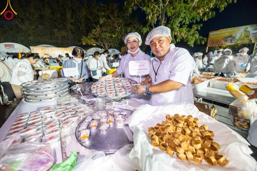 ภาพ No.111832:พิธีถวายภัตตาหารเป็นสังฆทาน แด่คณะพระธรรมยาตราฯ ในโครงการธรรมยาตรา กตัญญูบูชา มหาปูชนียาจารย์ พระมงคลเทพมุนี(สด จนฺทสโร) พระผู้ปราบมาร อนุสรณ์สถาน 7 แห่ง ปีที่ 12 วันที่ 14 มกราคม พ.ศ. 2567 ณ อนุสรณ์สถานมหาวิหารพระมงคลเทพมุนี  (โลตัสแลนด์) อ.สองพี่น้อง จ