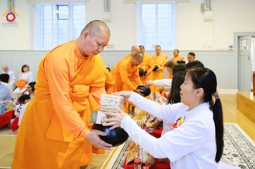 ภาพ No.172152:พิธีทอดกฐิน วัดพระธรรมกายสก็อตแลนด์ บูชาธรรม 80 ปี หลวงพ่อธัมมชโย โดยคณะศิษยานุศิษย์วัดพระธรรมกาย วันที่ 25 ตุลาคม พ.ศ. 2567