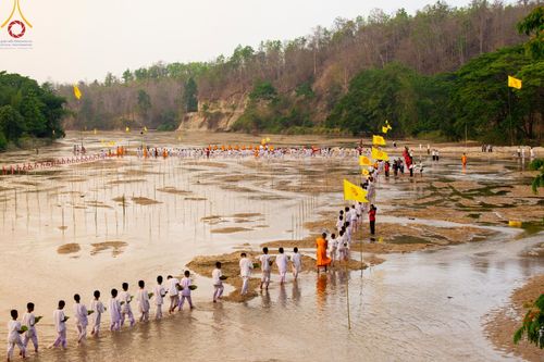 ภาพ No.63258:Photo Story  มหัศจรรย์วัดดงดินแดง Episode 1  พิธีปลงผมนาคธรรมทายาท  ในโครงการบรรพชาอุปสมบทหมู่ ฟื้นฟูพระพุทธศาสนาทั่วไทย วัดดงดินแดง ณ ลำน้ำแม่ตื่น อ.อมก๋อย จ.เชียงใหม่ วันที่ 2 เมษายน พ.ศ. 2567